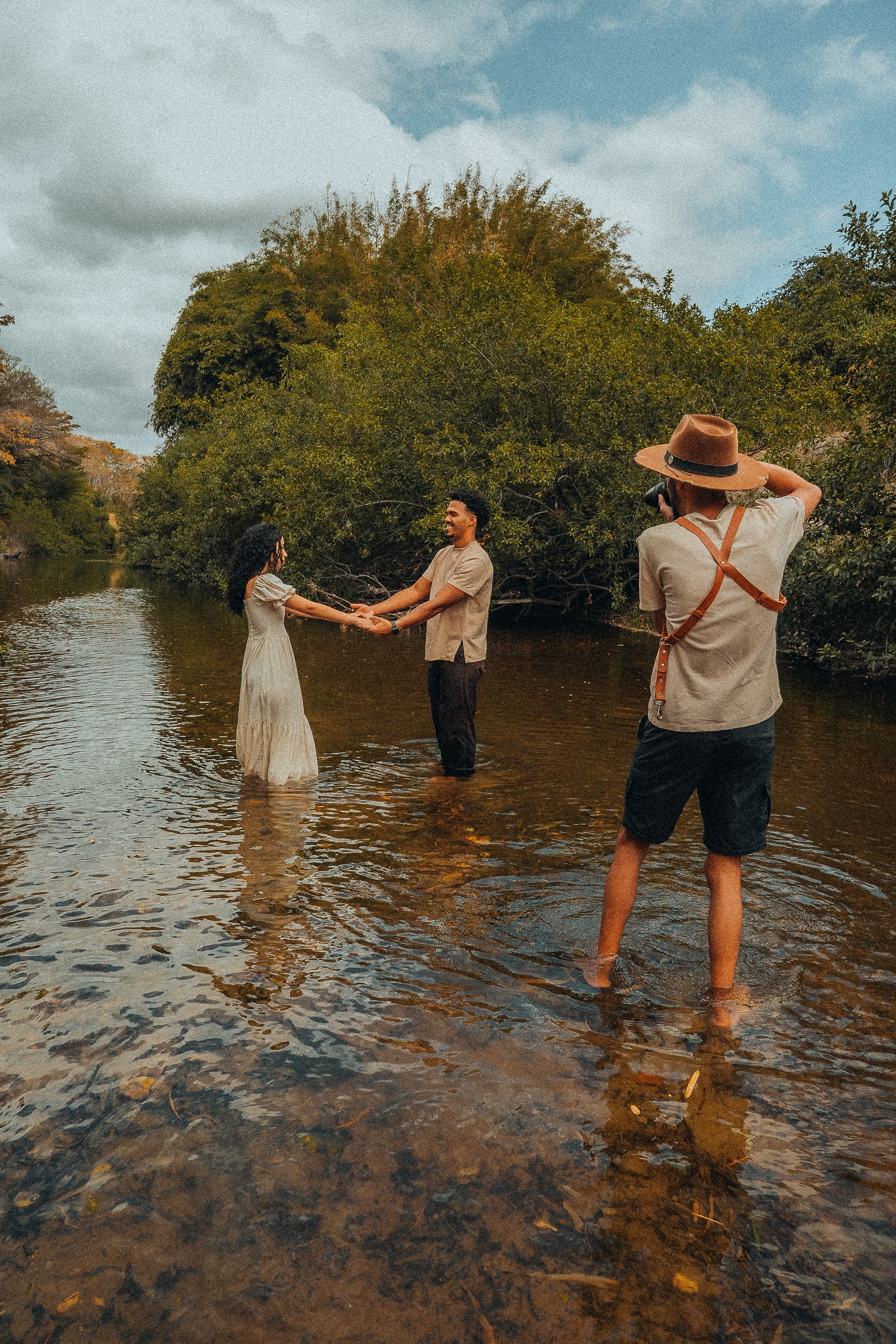 Casal dançando na festa de casamento