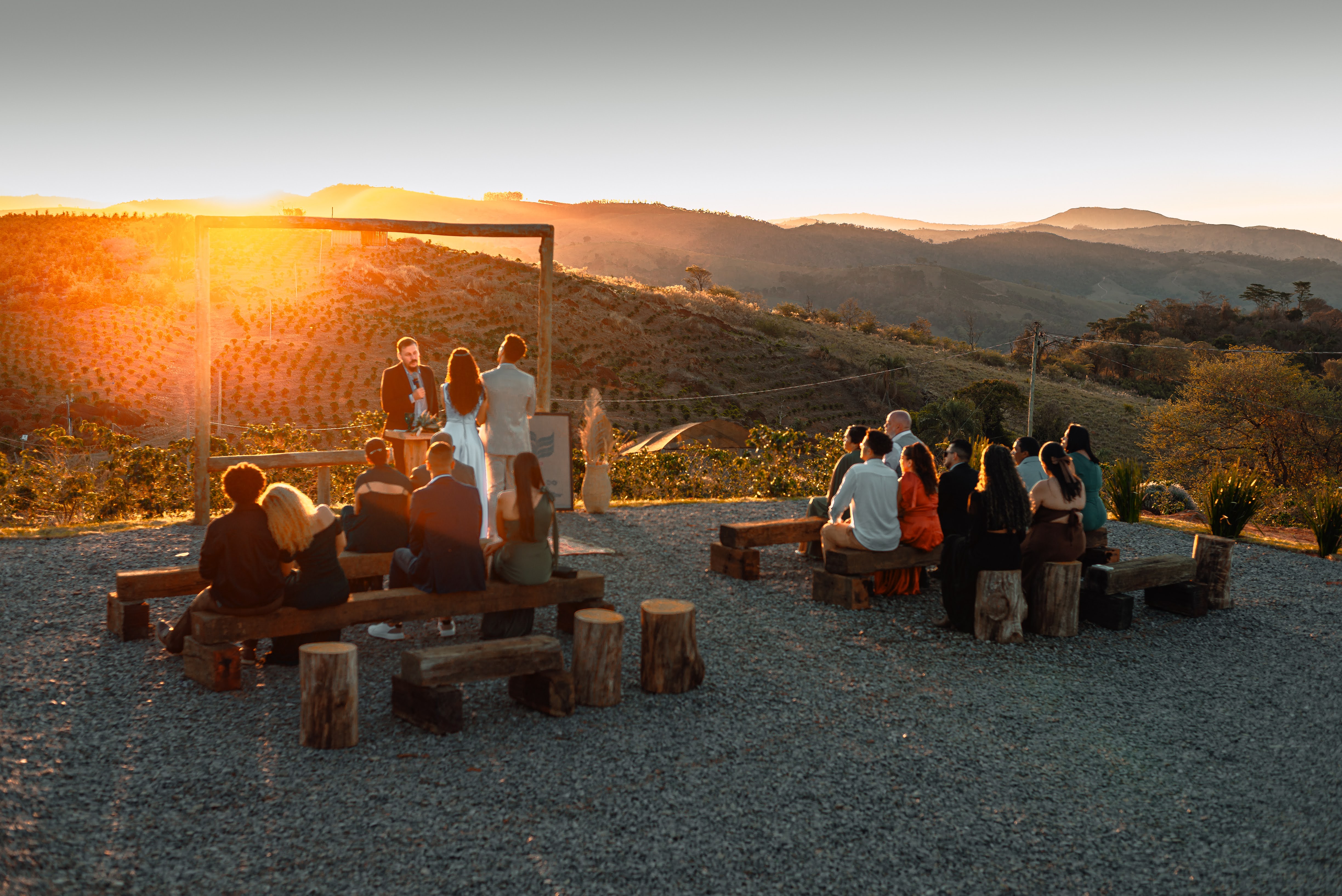 Cerimônia de casamento ao pôr do sol nas montanhas