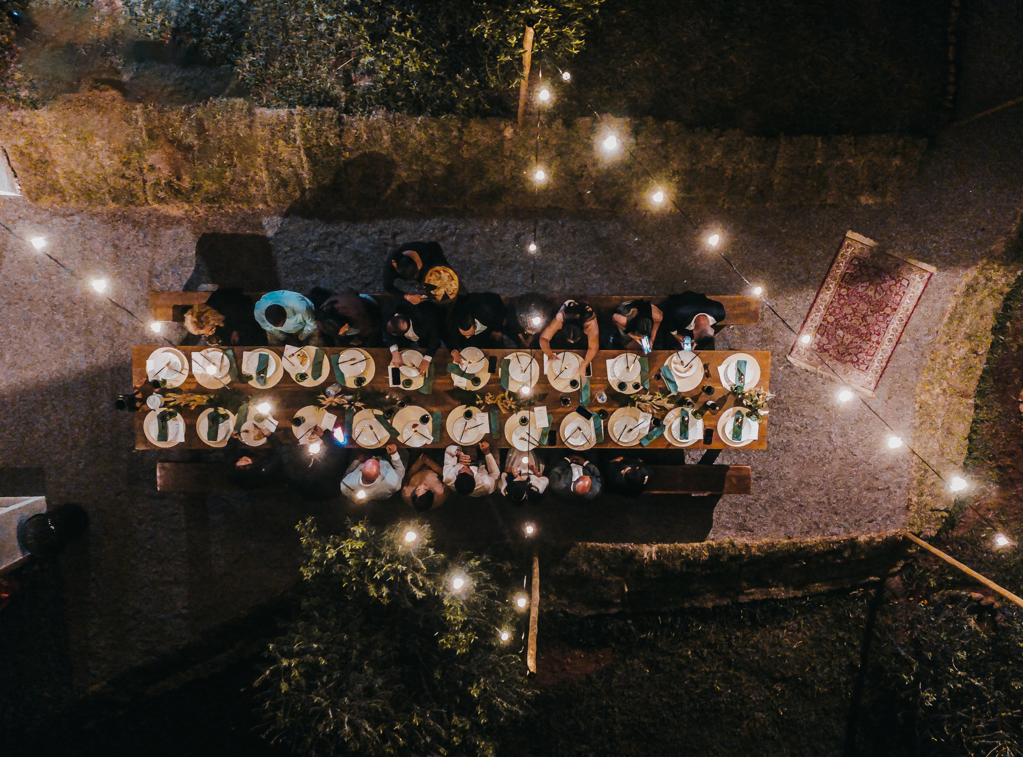 Jantar de casamento visto de cima, à noite