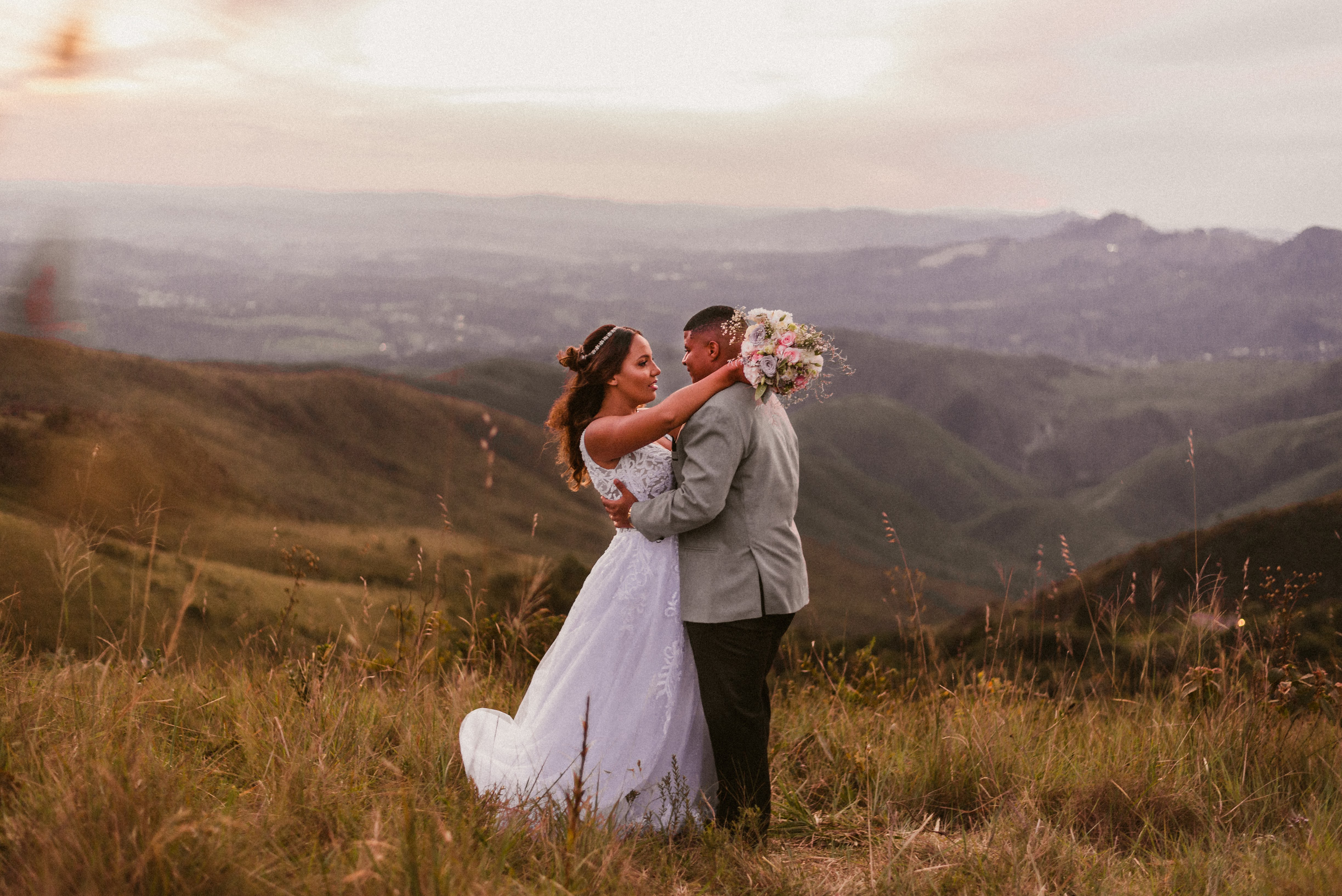 Cerimônia de casamento ao ar livre sob uma árvore
