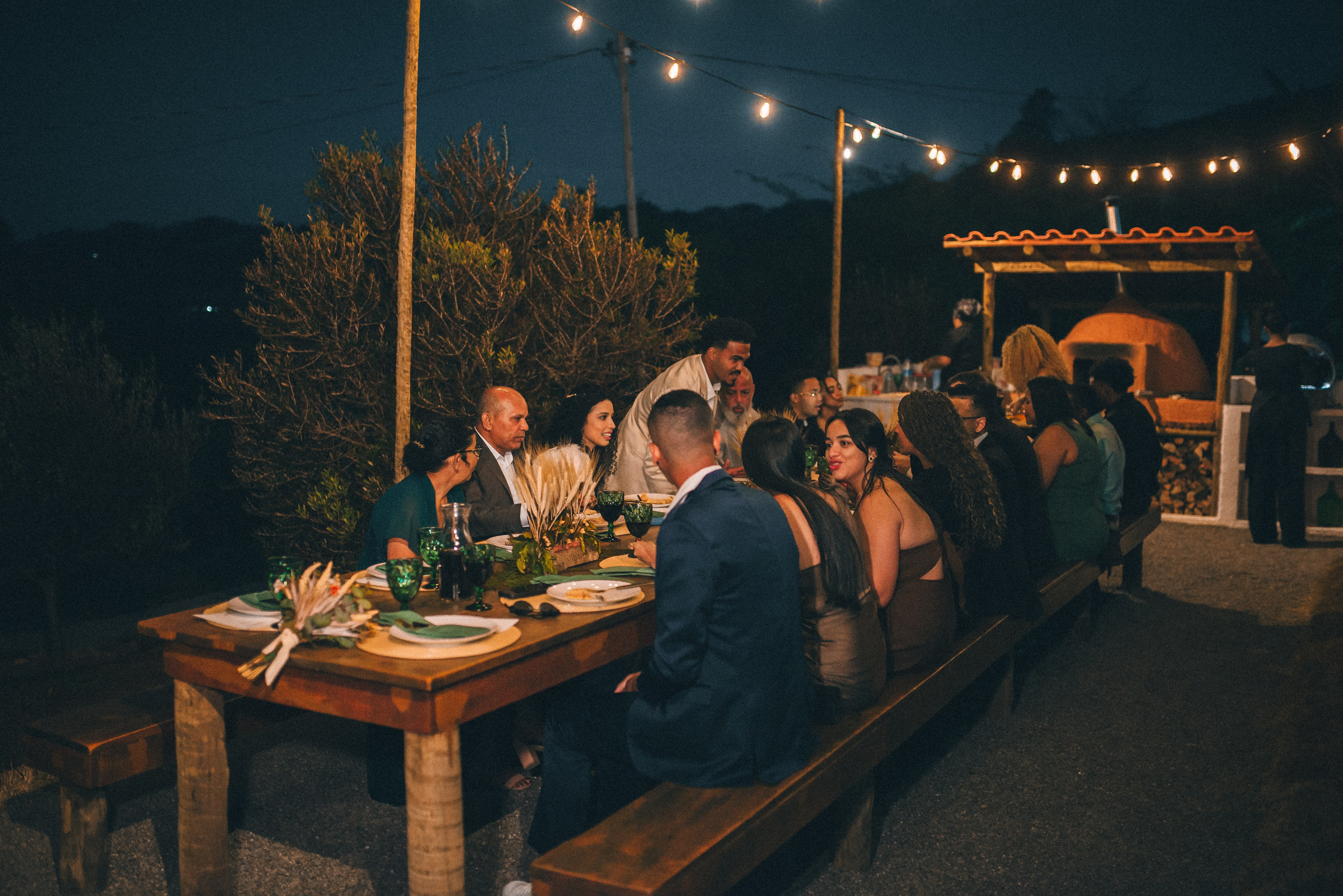 Jantar de casamento à noite com luzes penduradas